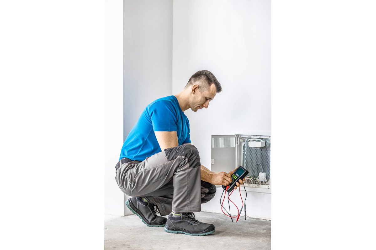 VILS_HT5K412_t-shirt_KALMIT_HT5K805_spodnie_NAAB_HT5K567_polbuty