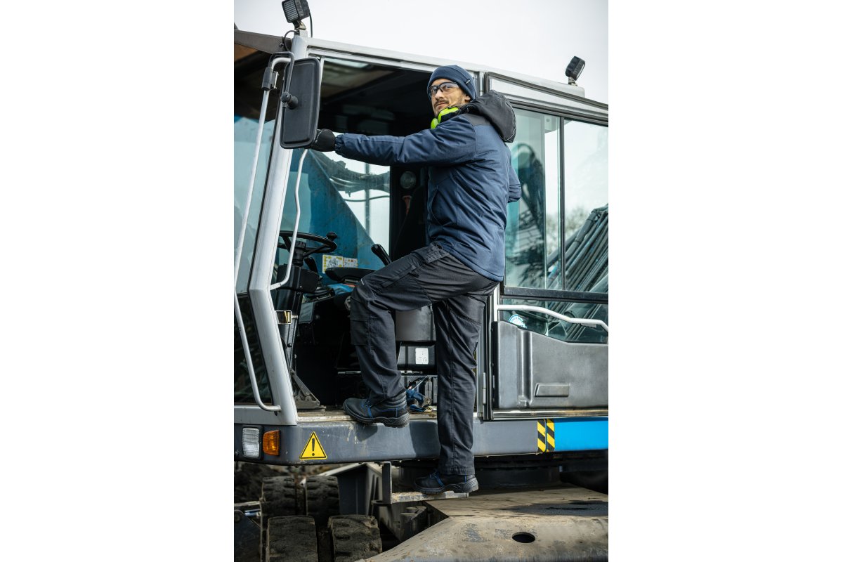 HT5K247_Ren_kurtka-ocieplana_HT5K365_NEKAR_Spodnie-ochronne-granatowe-_HT5K477_ENZ_Czapka-dzianinowa-_HT5K561-MURITZ_Trzewiki-ocieplane_HT5K177_WALD_n